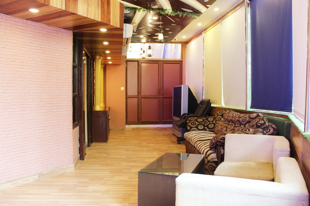 Oyo 2407 Hotel Gera's M1 15/17