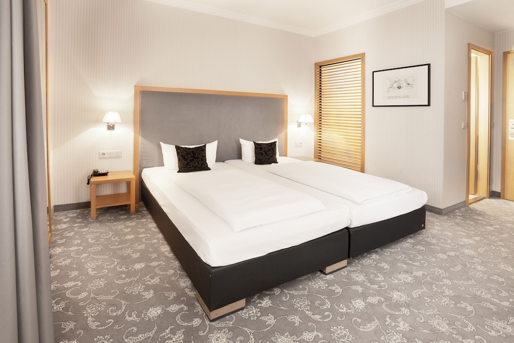 Townhouse Hotel 7/37