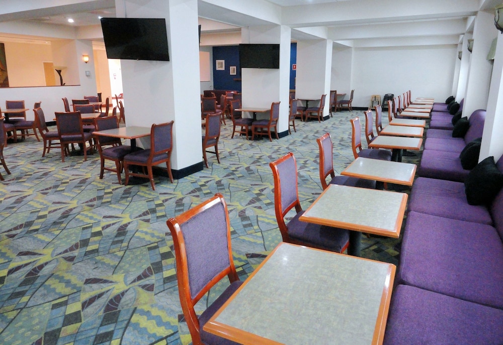 Holiday Inn Express Hotel and Suites Toluca Zona Aeropuerto 56/72