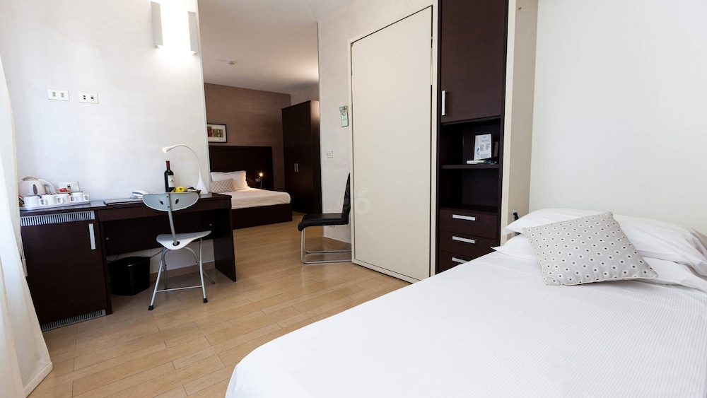 Lis Hotel 10/73