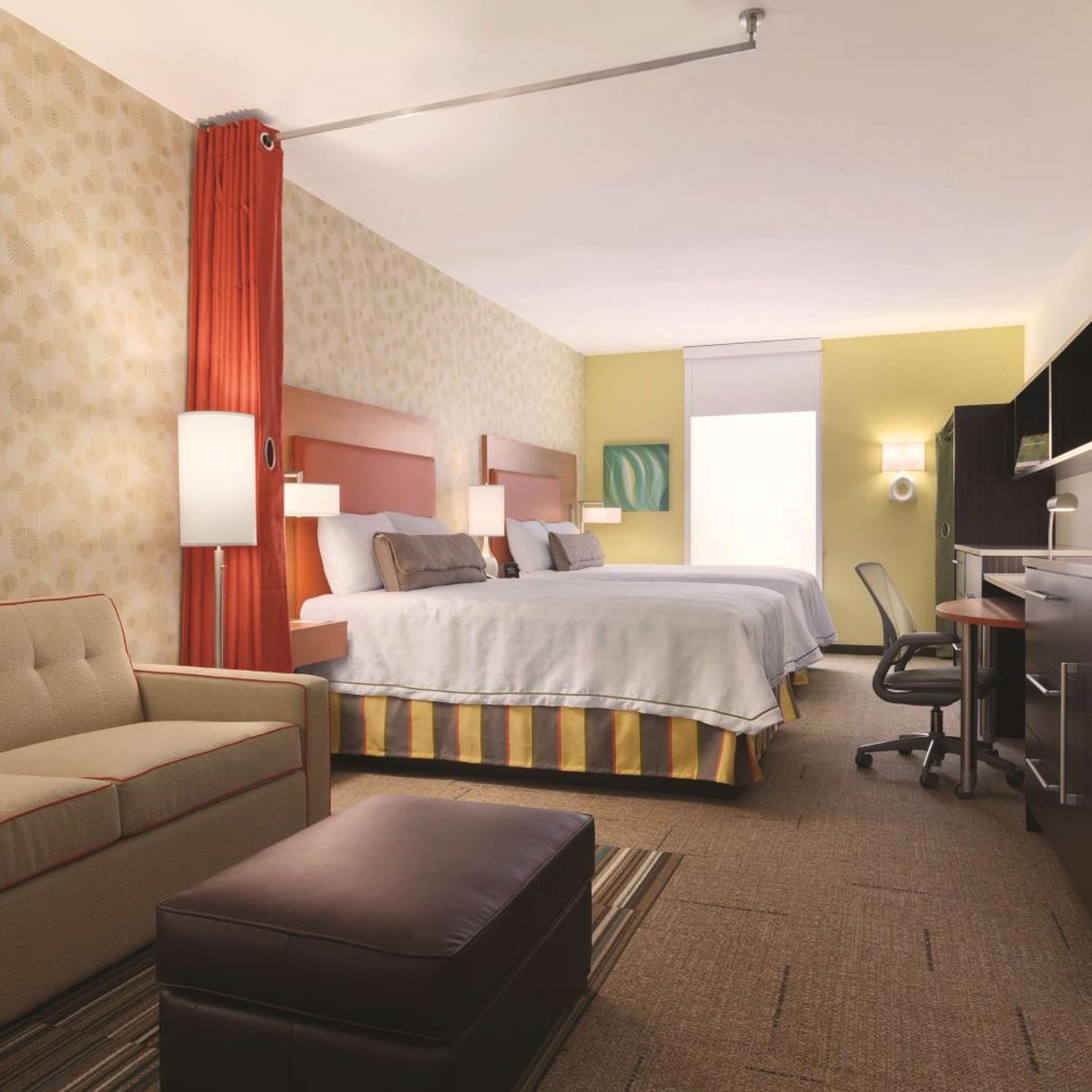 Studio, 2 Queen Beds, Sofa