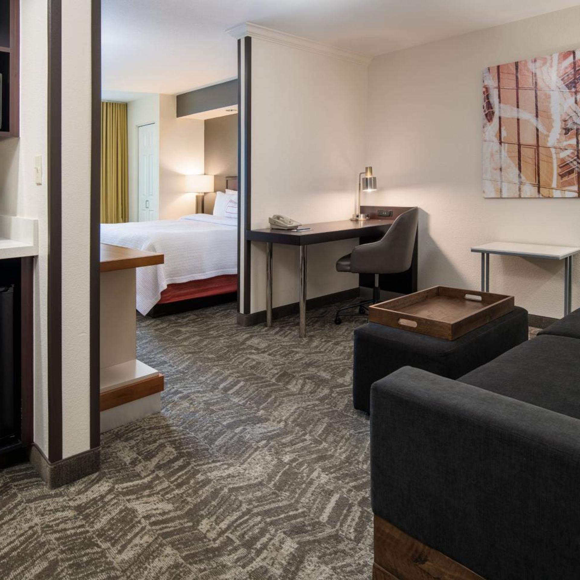 جناح بسرير كينج مع سرير سحّاب إضافي مع أريكة لذوي الإعاقة، SpringHill Suites by Marriott Portland Airport 2/5