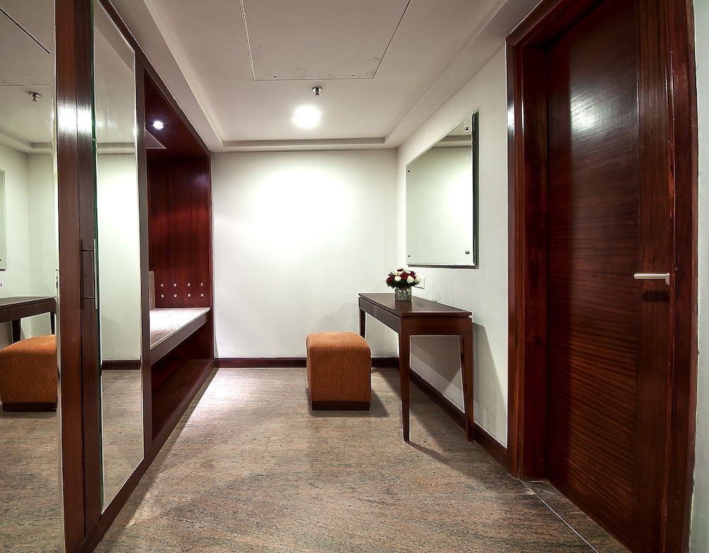 The Golden Plaza Hotel Spa 11/35