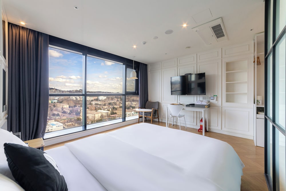 DELUXE, DOUBLE BED, TOWER VIEW