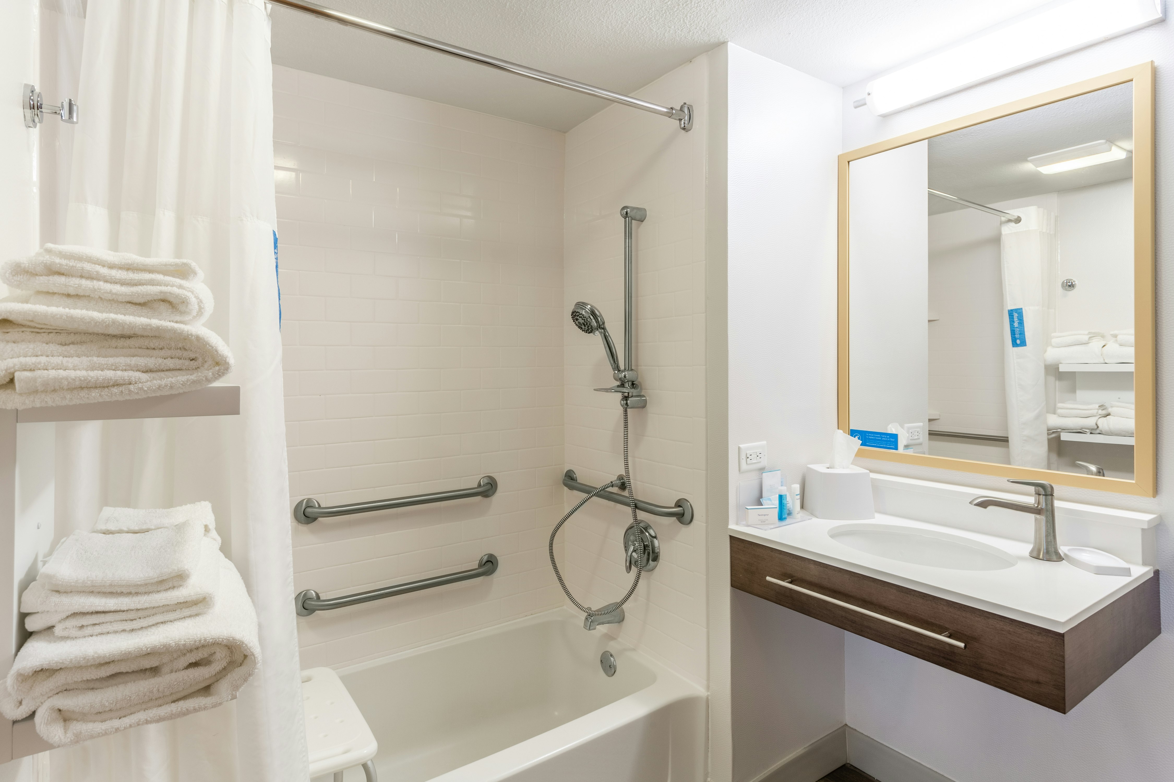 ROOM, QUEEN BED, ACCESSIBLE