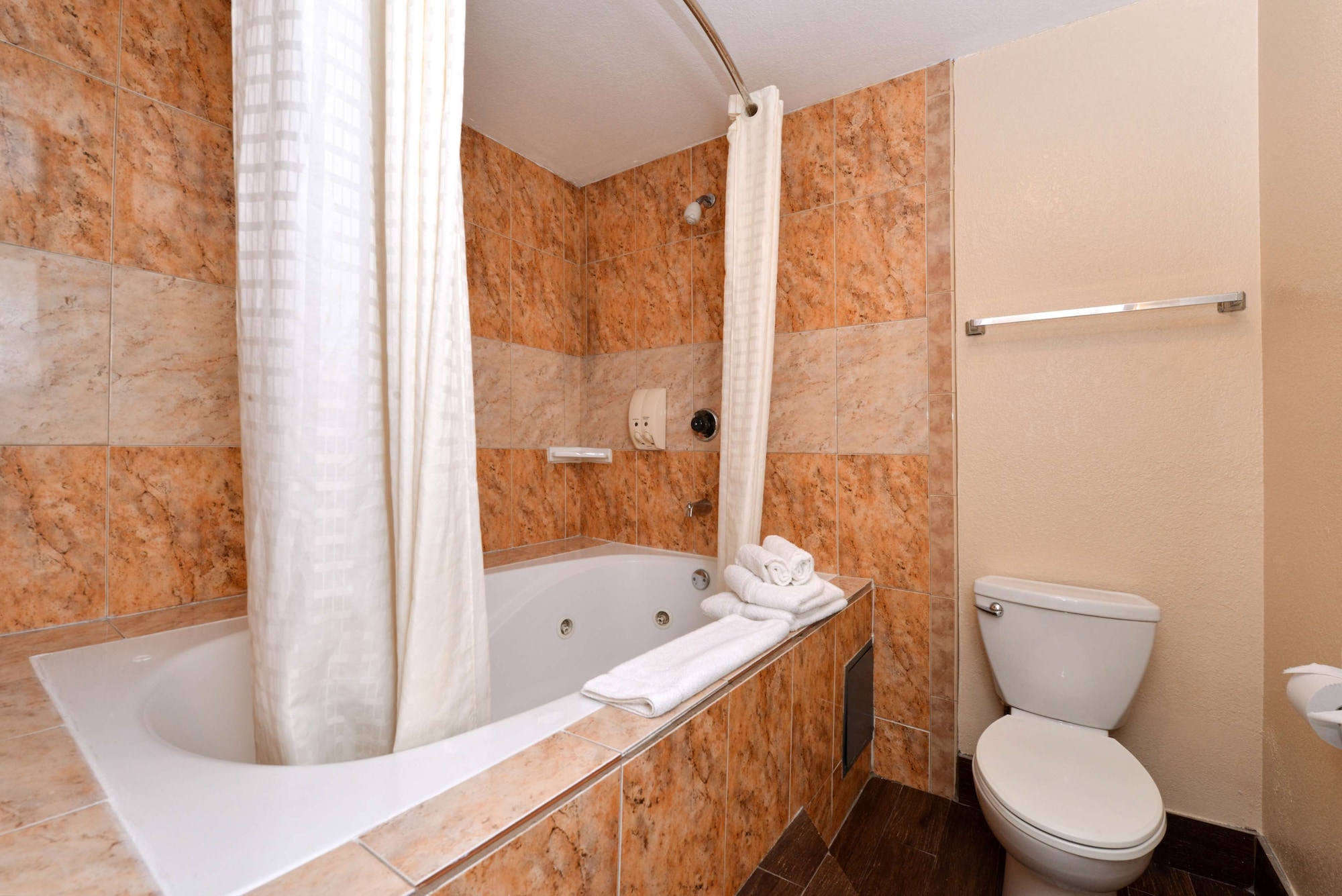 جناح بسرير كينج بحوض جاكوزي، Americas Best Value Inn & Suites-East Bakersfield 3/3