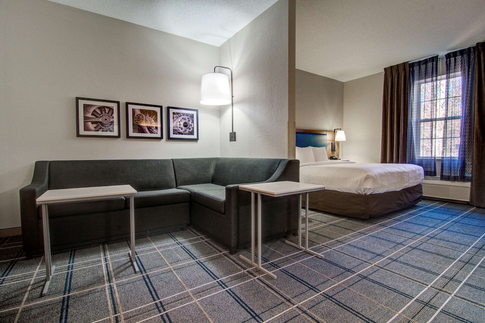 Comfort Suites Newport News Airport VA 34/46