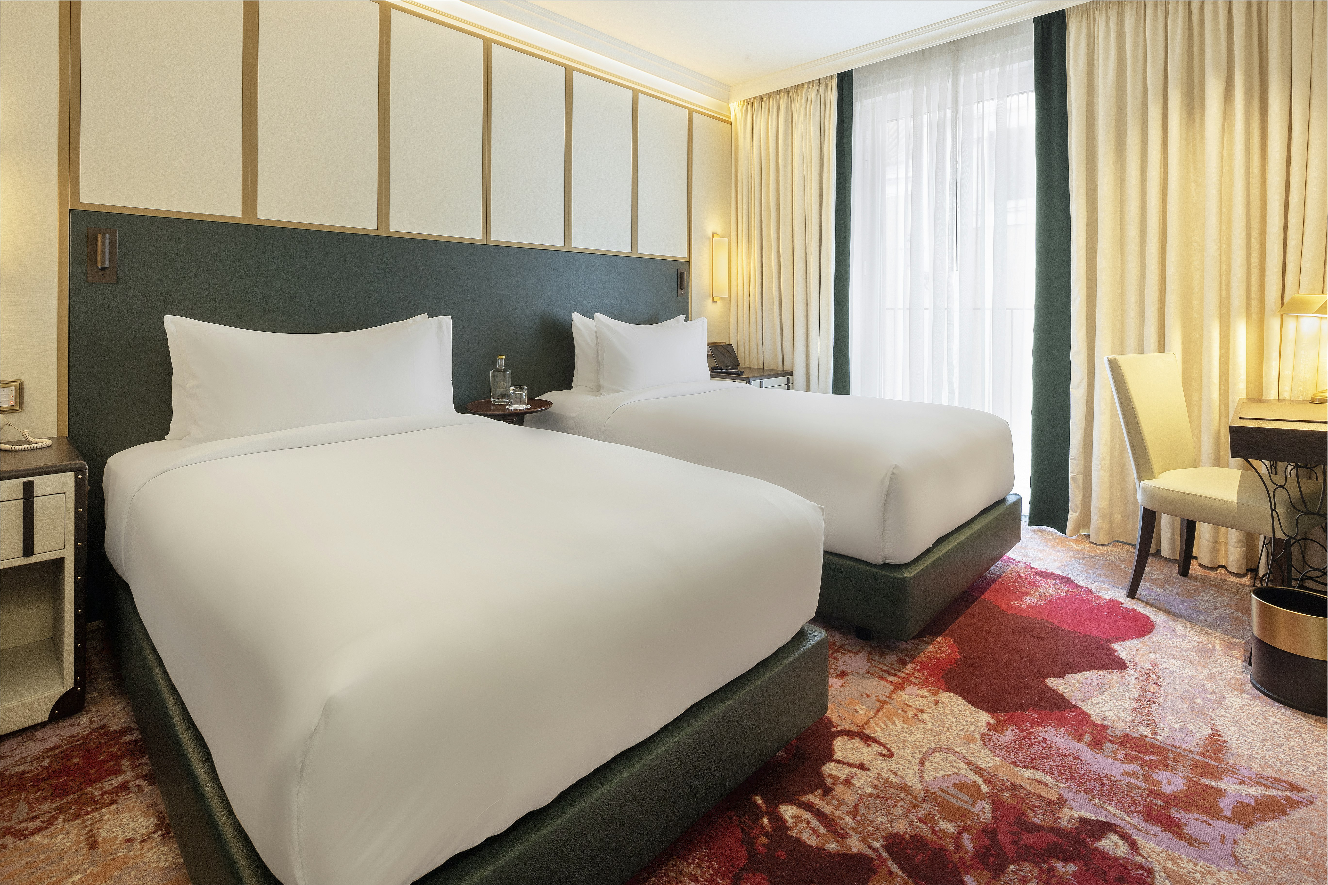 DELUXE, TWIN BEDS