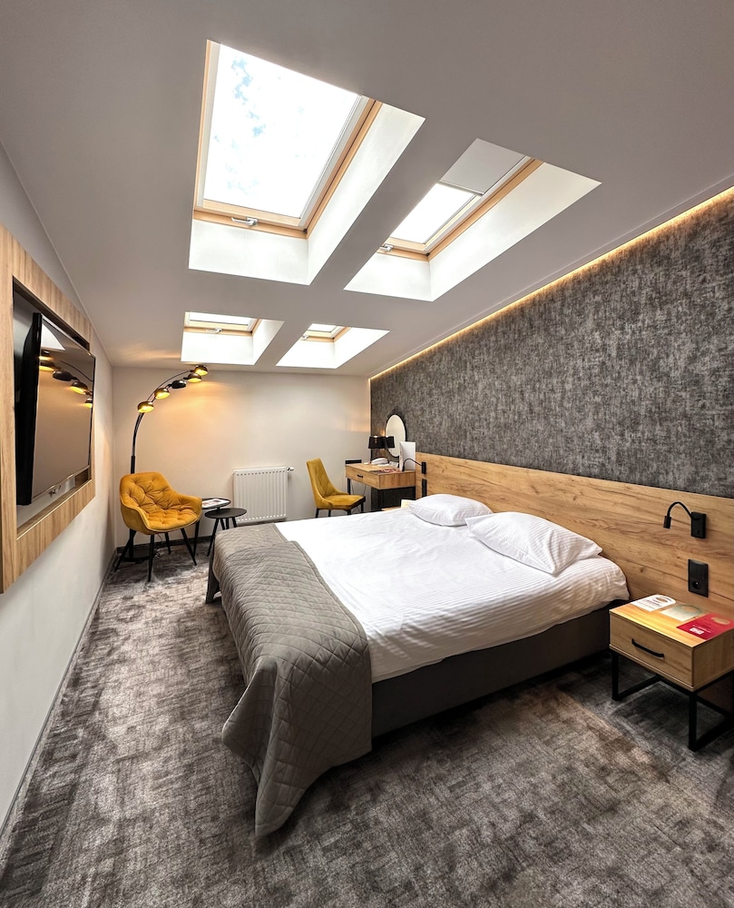 SUPERIOR, QUEEN BED