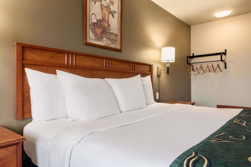 Travelodge By Wyndham Missouri Valley 10/25