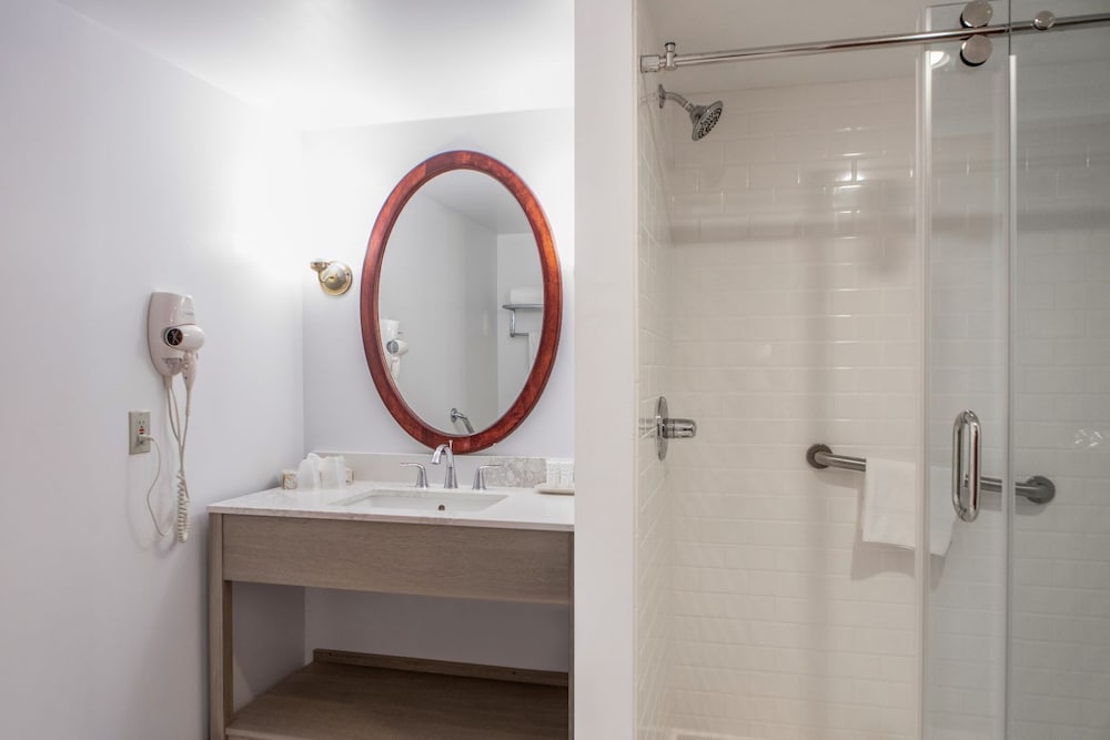 غرفة بزنس بسرير كينج، Fredericton Inn 2/2