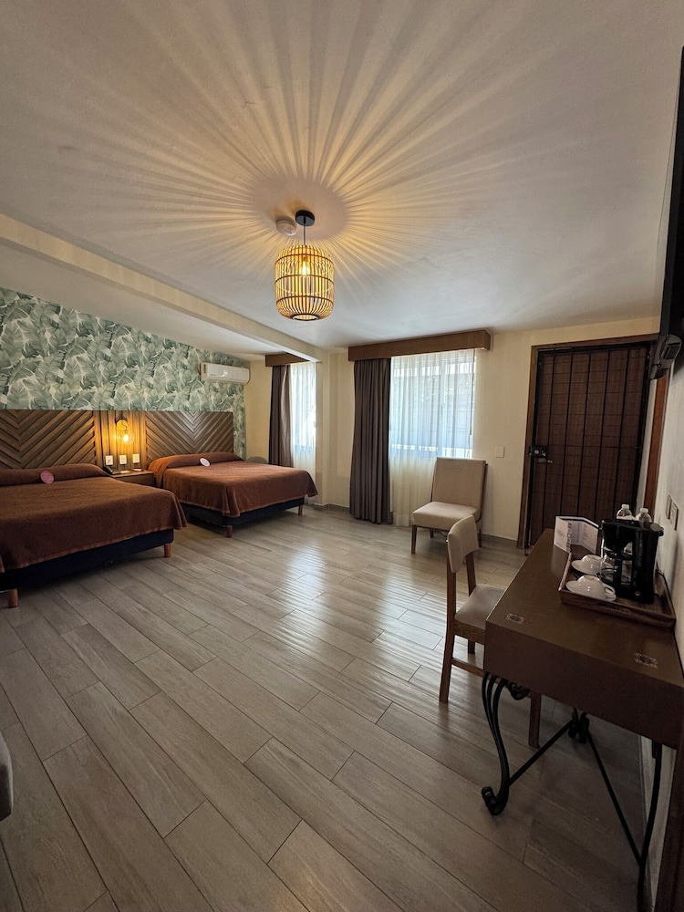 Hotel Isabel 36/65