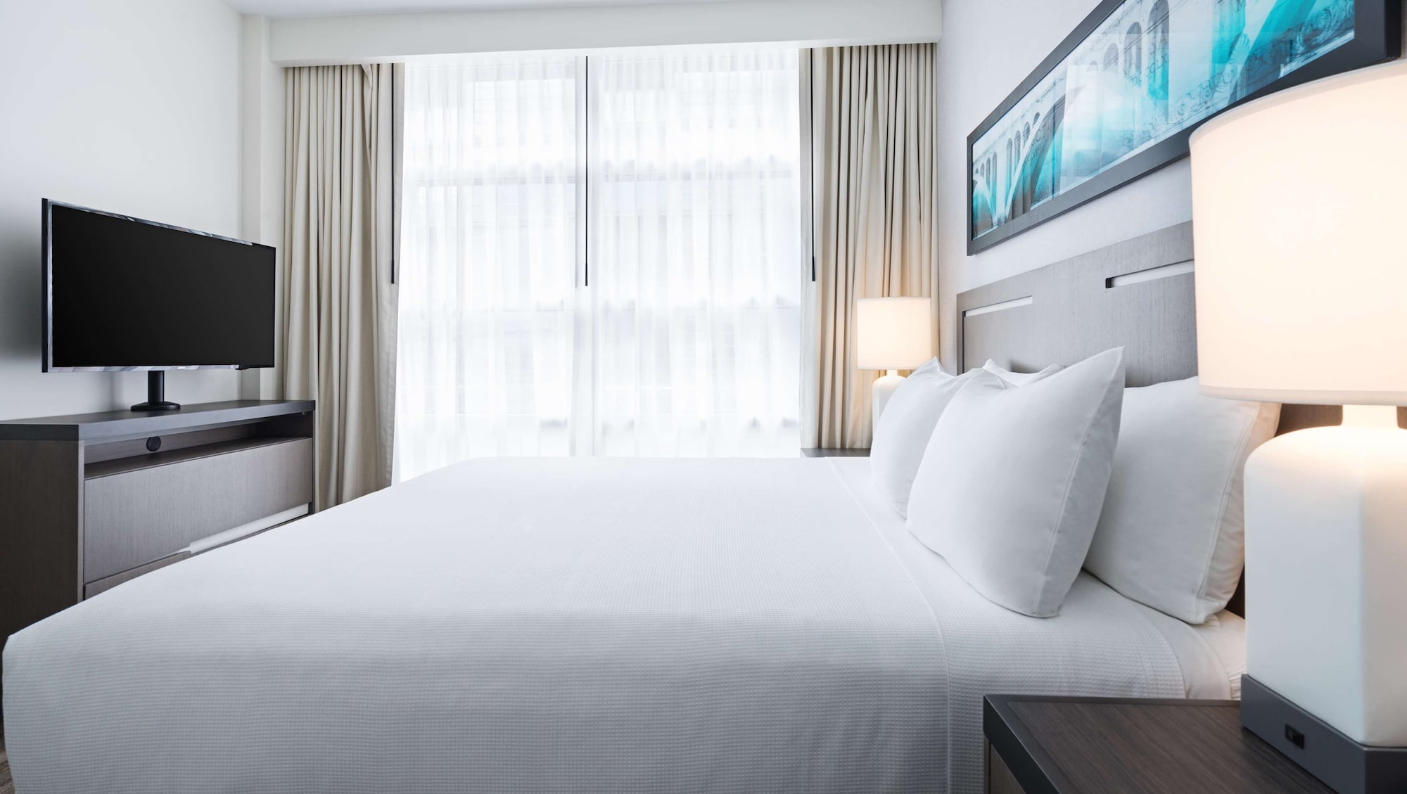 1 BEDROOM, KING BED, SOFA, KITCHEN