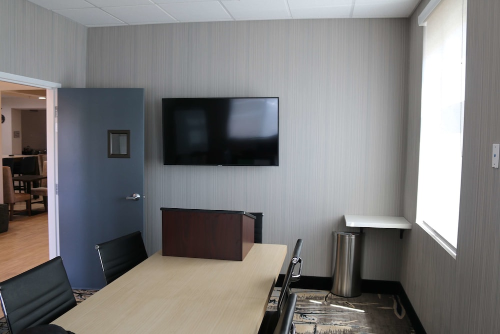 Best Western Plus New Barstow Inn & Suites 24/34