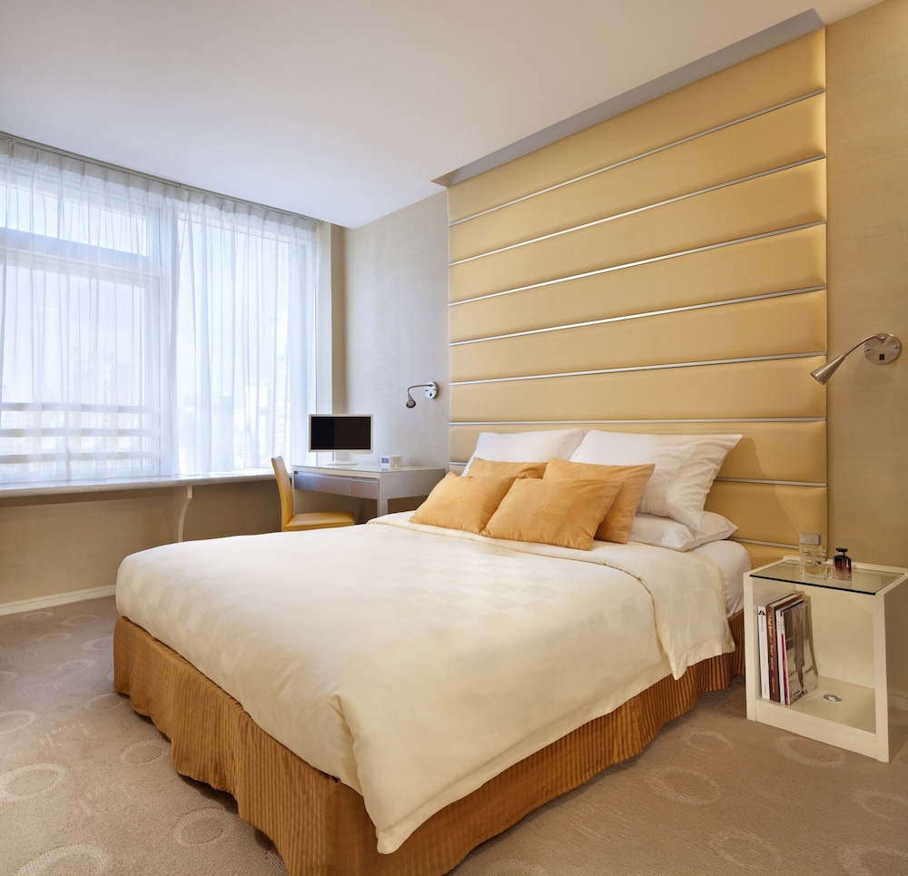 Cosmo Hotel Hong Kong by Dorsett 12/47
