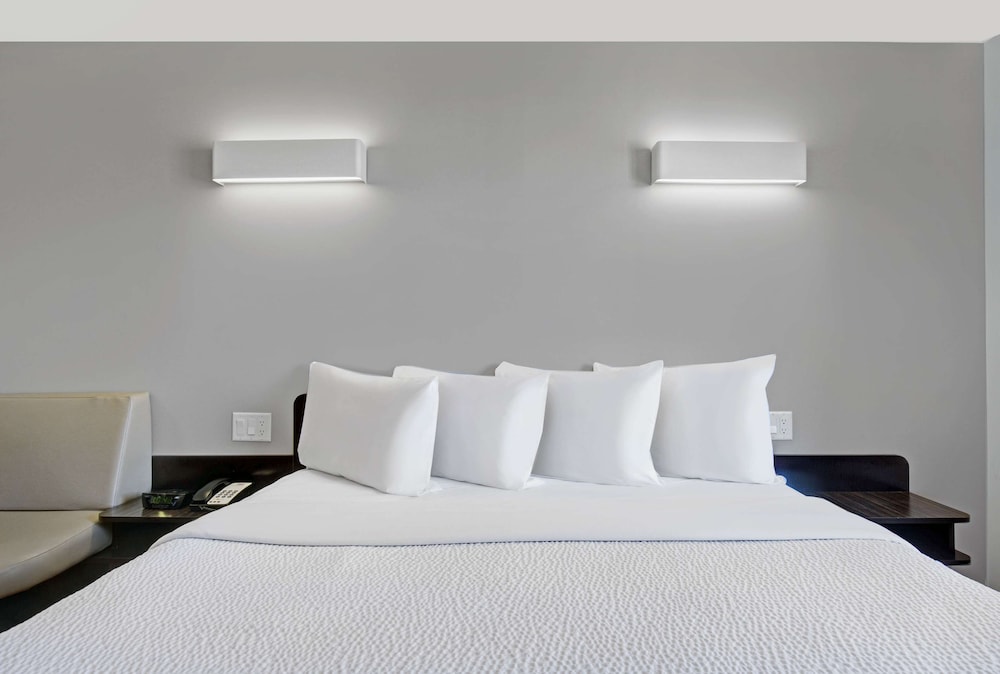 Motel6 Airdrie Ab 18/68