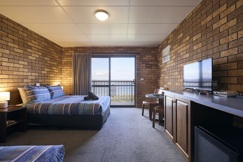 Family 3, 1 Double and 1 Single Bed, Water View, Balcony