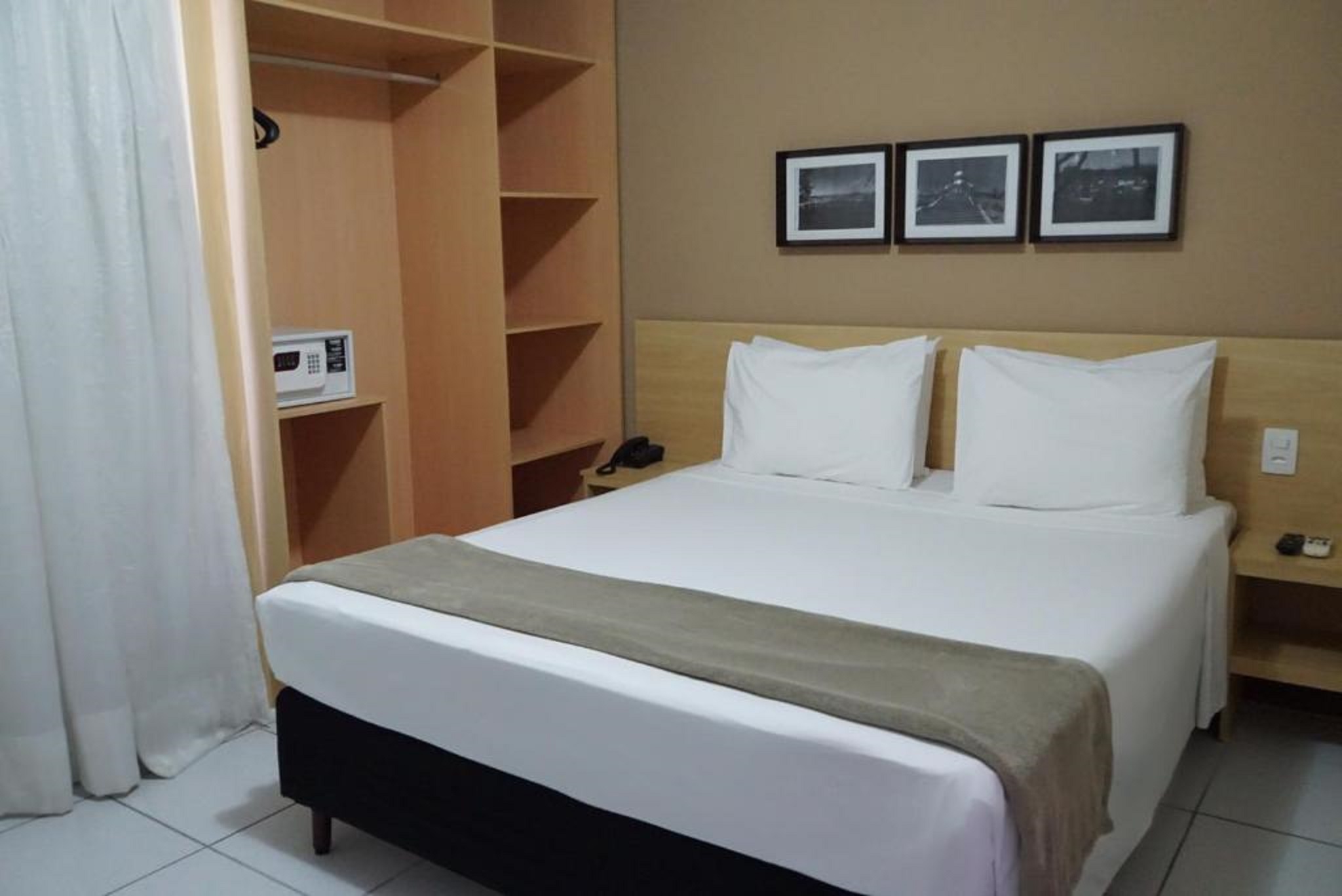 SUPERIOR, QUEEN BED