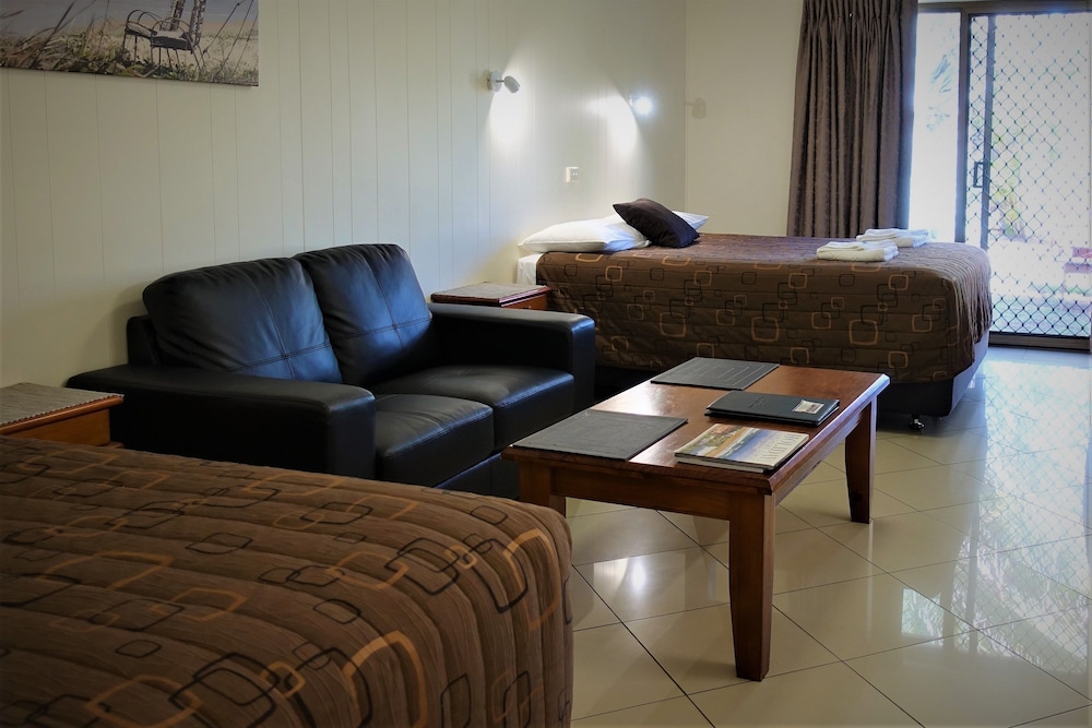 PACIFIC PALMS MOTOR INN 37/64