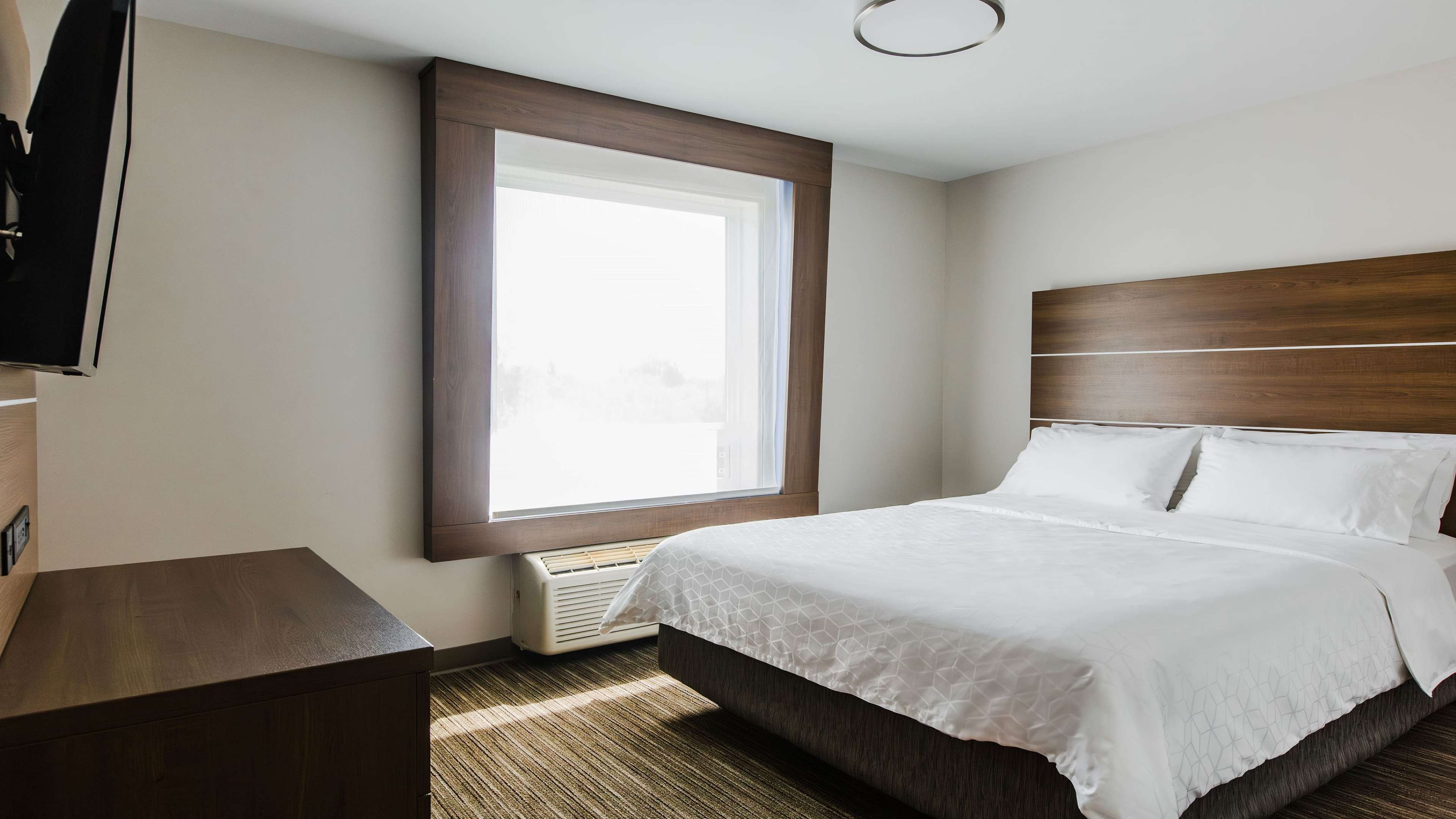 Holiday Inn Express Suites South 30/73