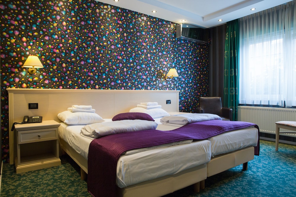 SUPERIOR, TWIN BEDS, BATHTUB
