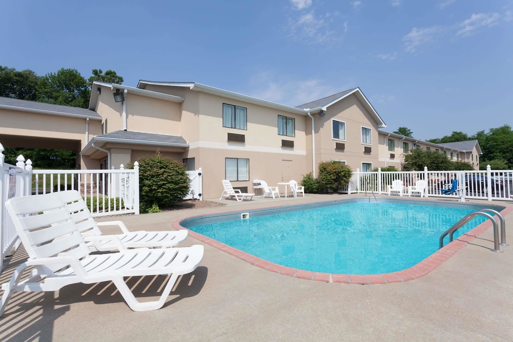 Ramada by Wyndham Tell City 3/35