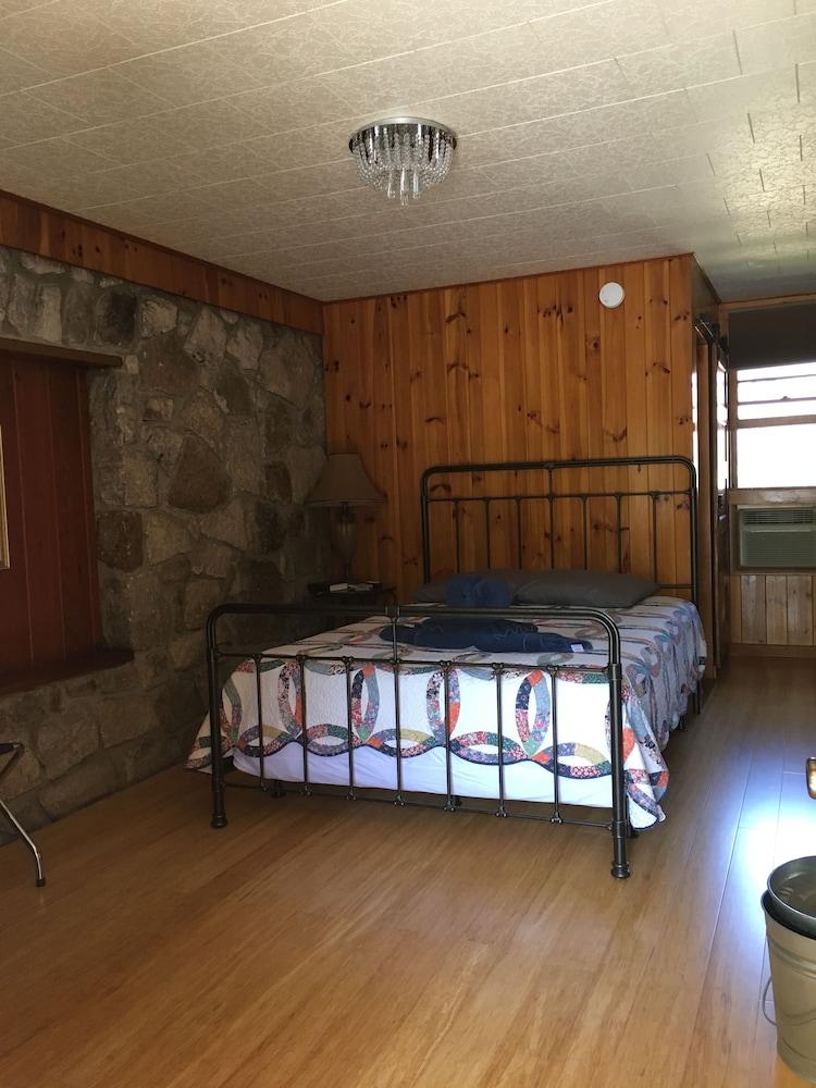 Marshall's Creek Rest Motel 52/71