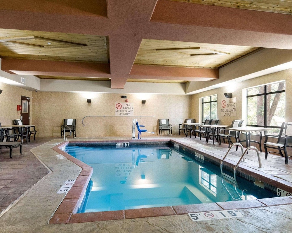 Comfort Suites Topeka Northwest 13/32