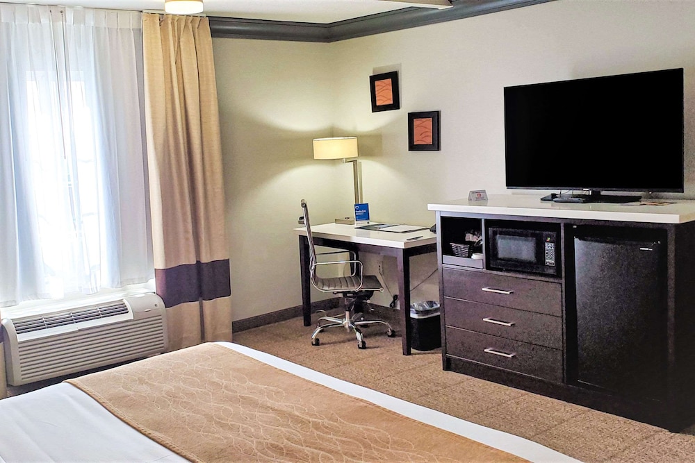 Comfort Inn & Suites Near Universal - N. Hollywood - Burbank 63/68