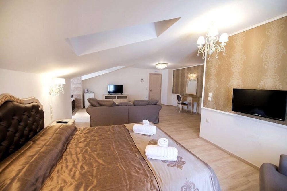 Pirofani Hotel 24/50