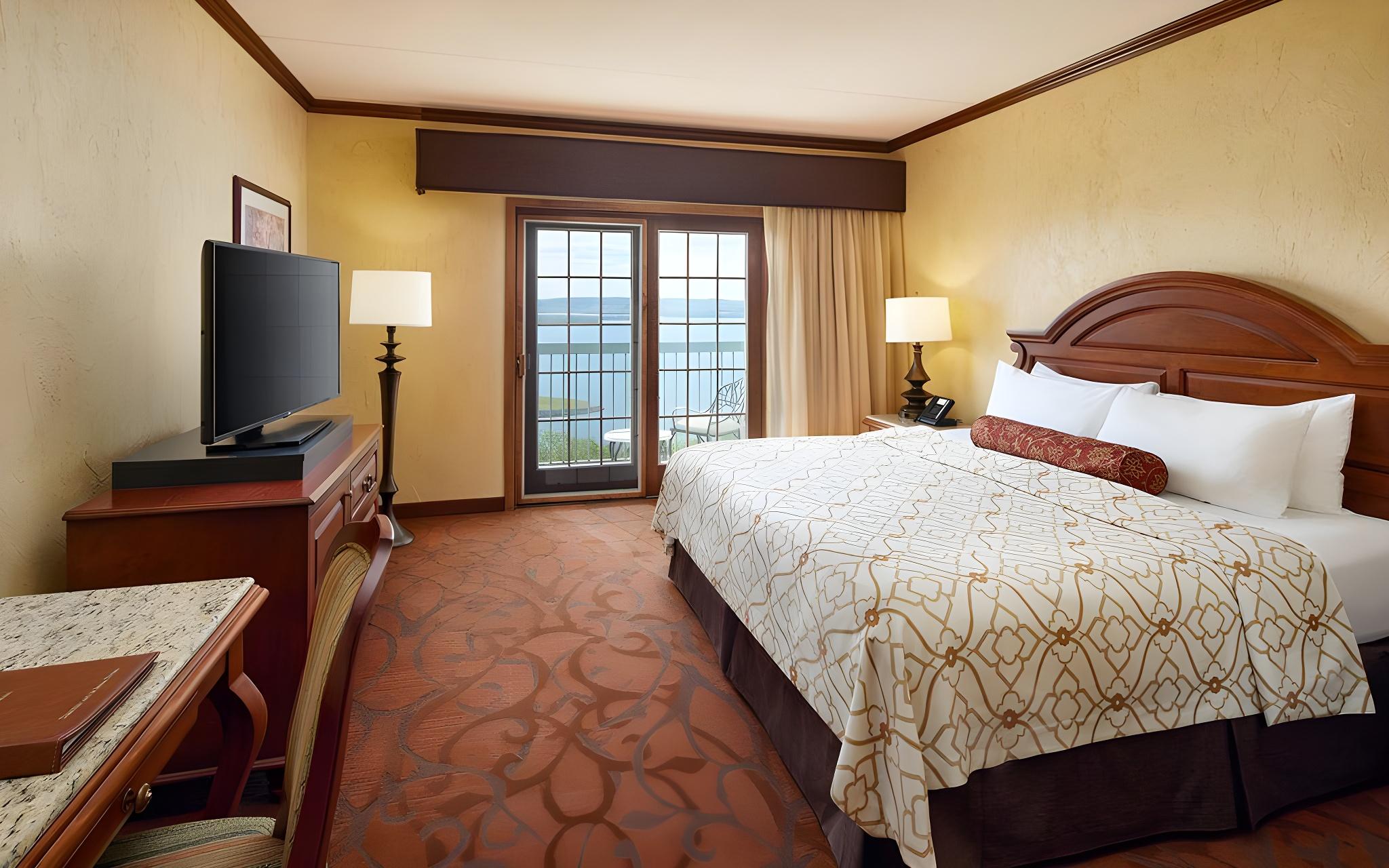 Ambassador, Suite, King Bed, Lake Front