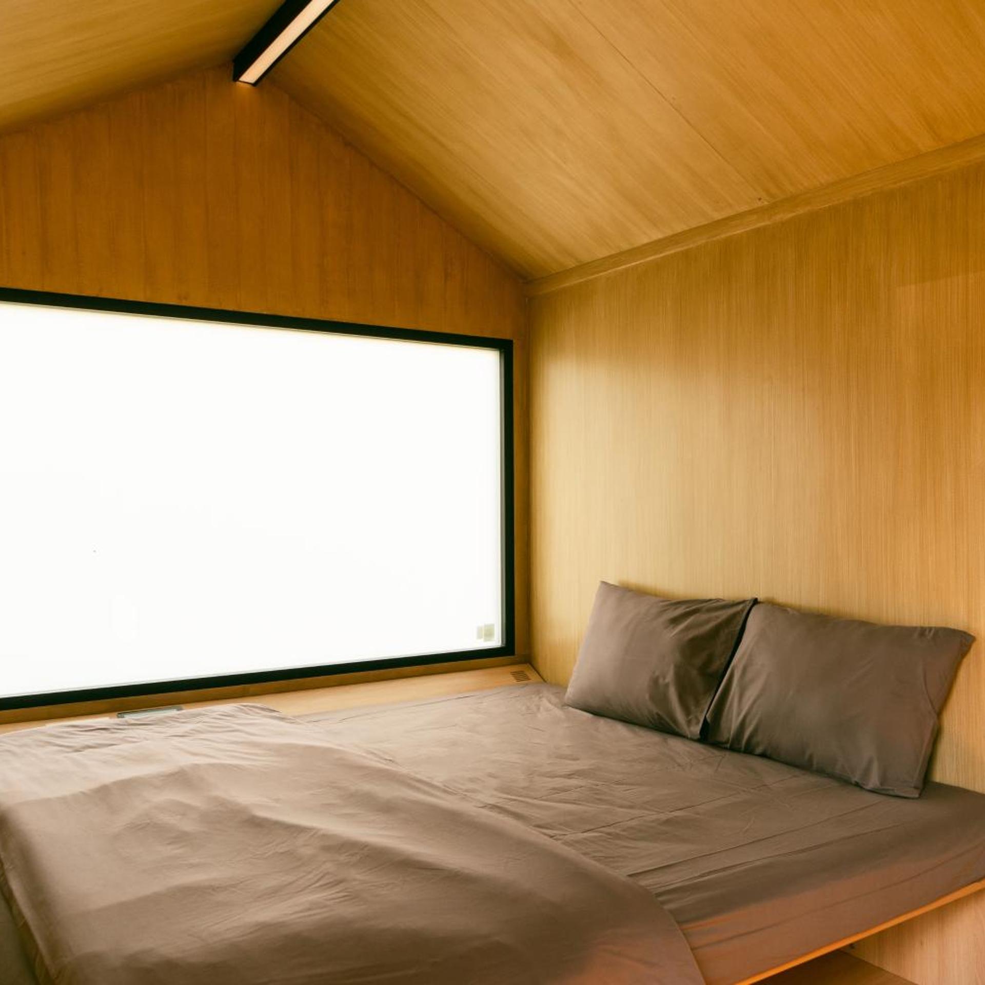 DELUXE, DOUBLE BED, BATHTUB