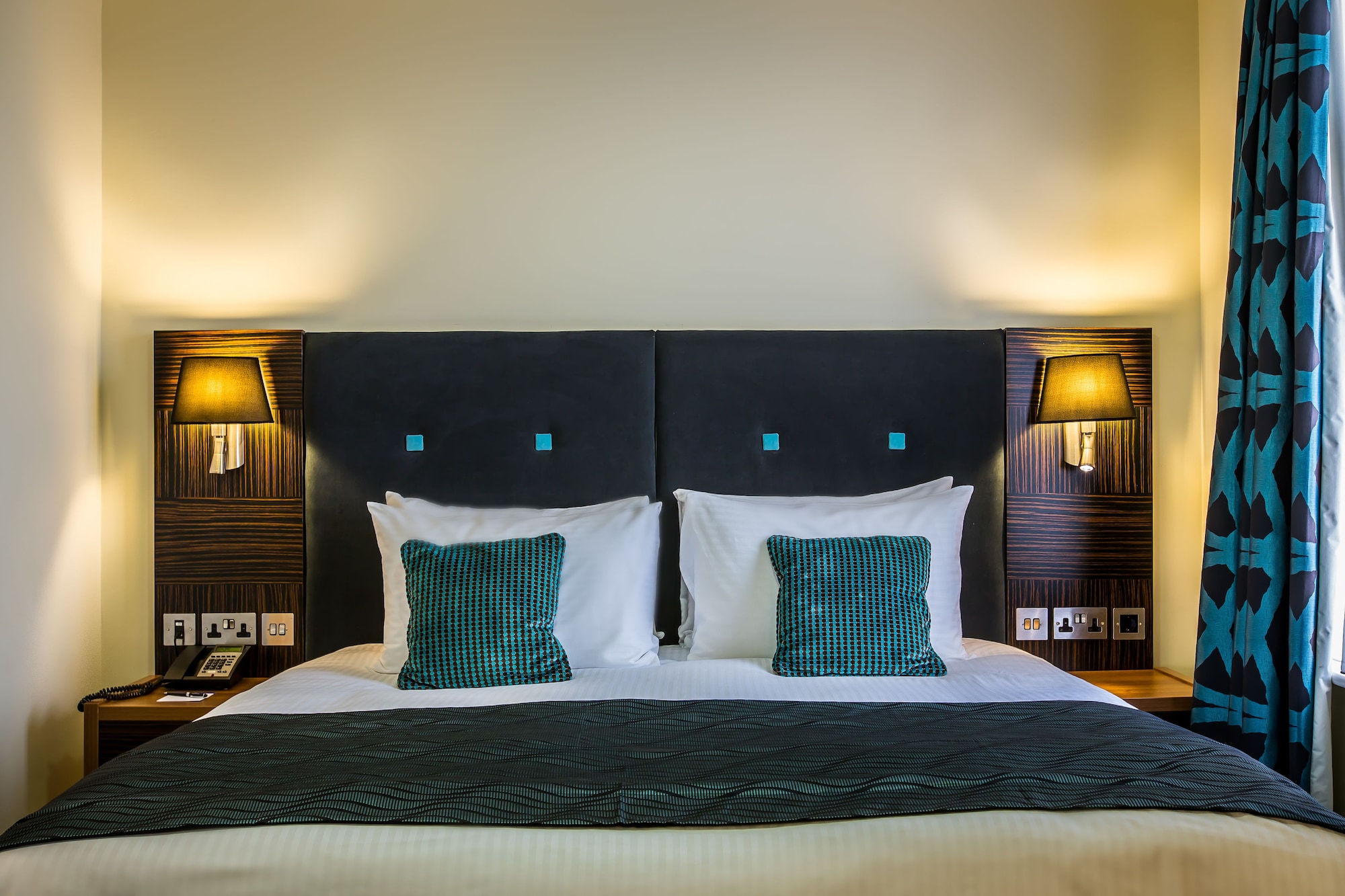 Suite, King Bed, Holiday Inn London - Kensington High St. by IHG 4/9