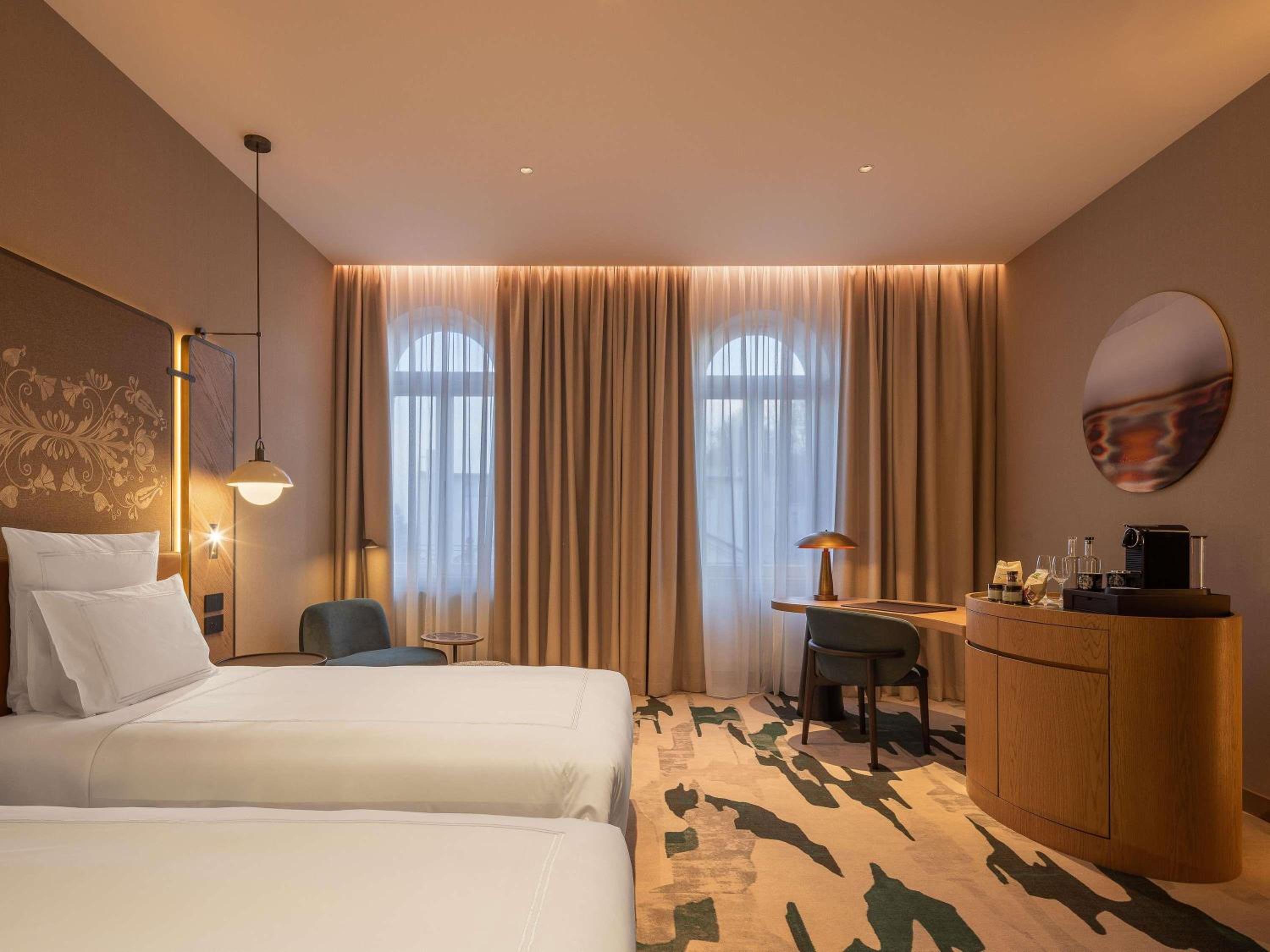 SWISS, DELUXE, TWIN BEDS