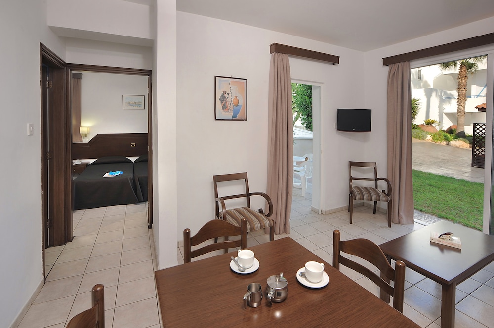Petrosana Hotel Apartments 31/36