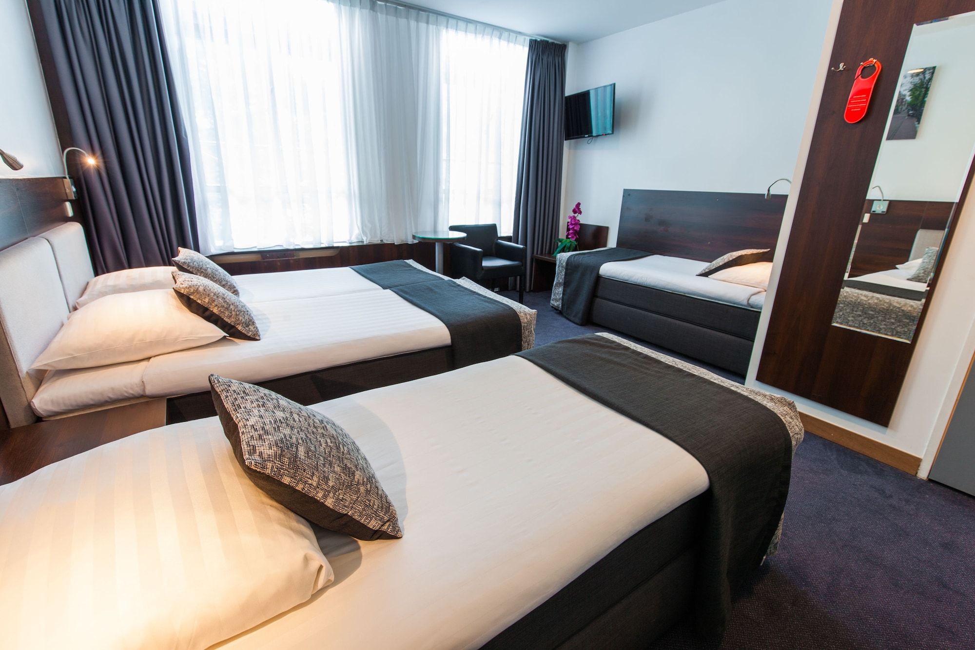 ROOM, QUADRUPLE
