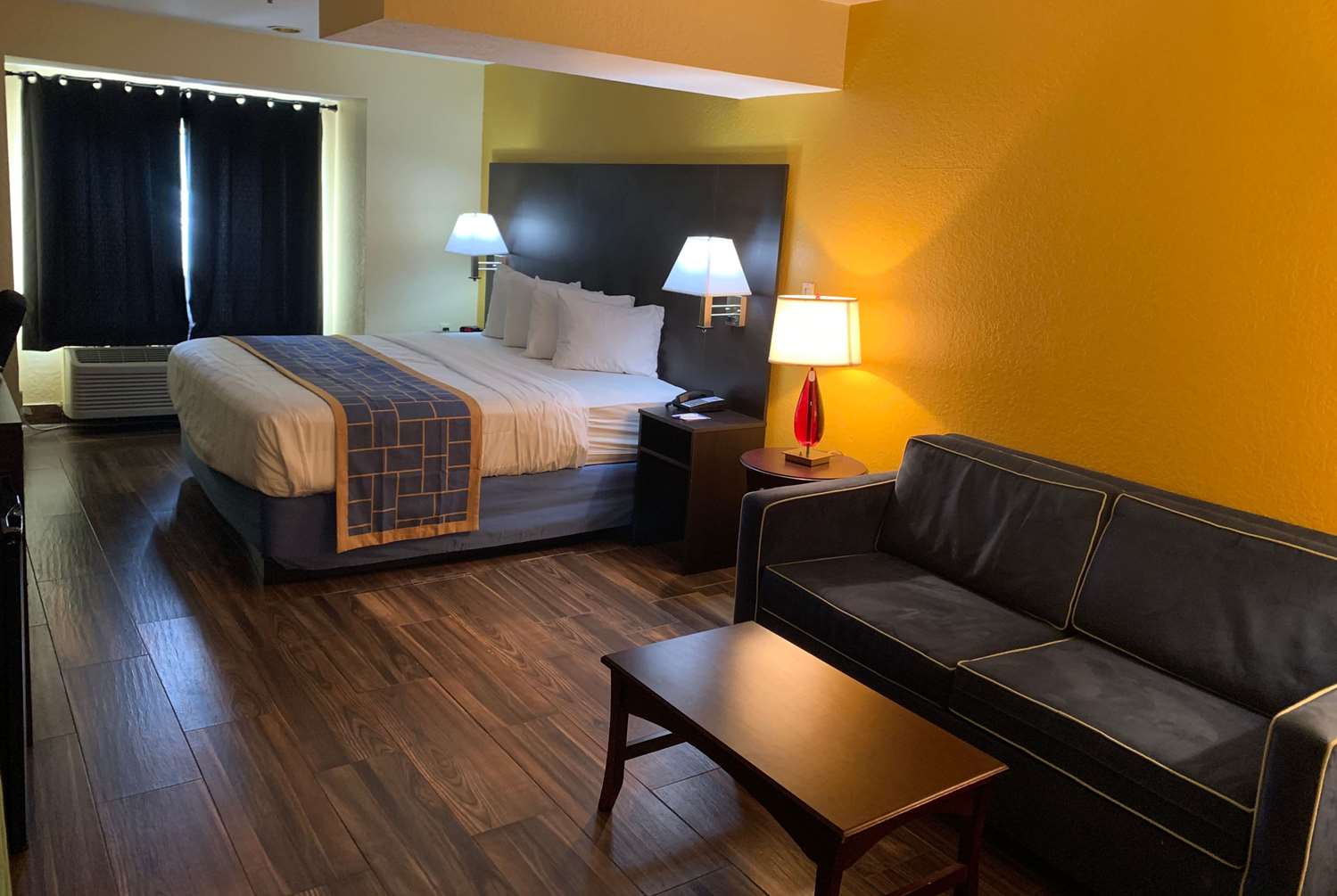 Days Inn And Suites By Wyndham Tampa Raymond James Stadium 31/51