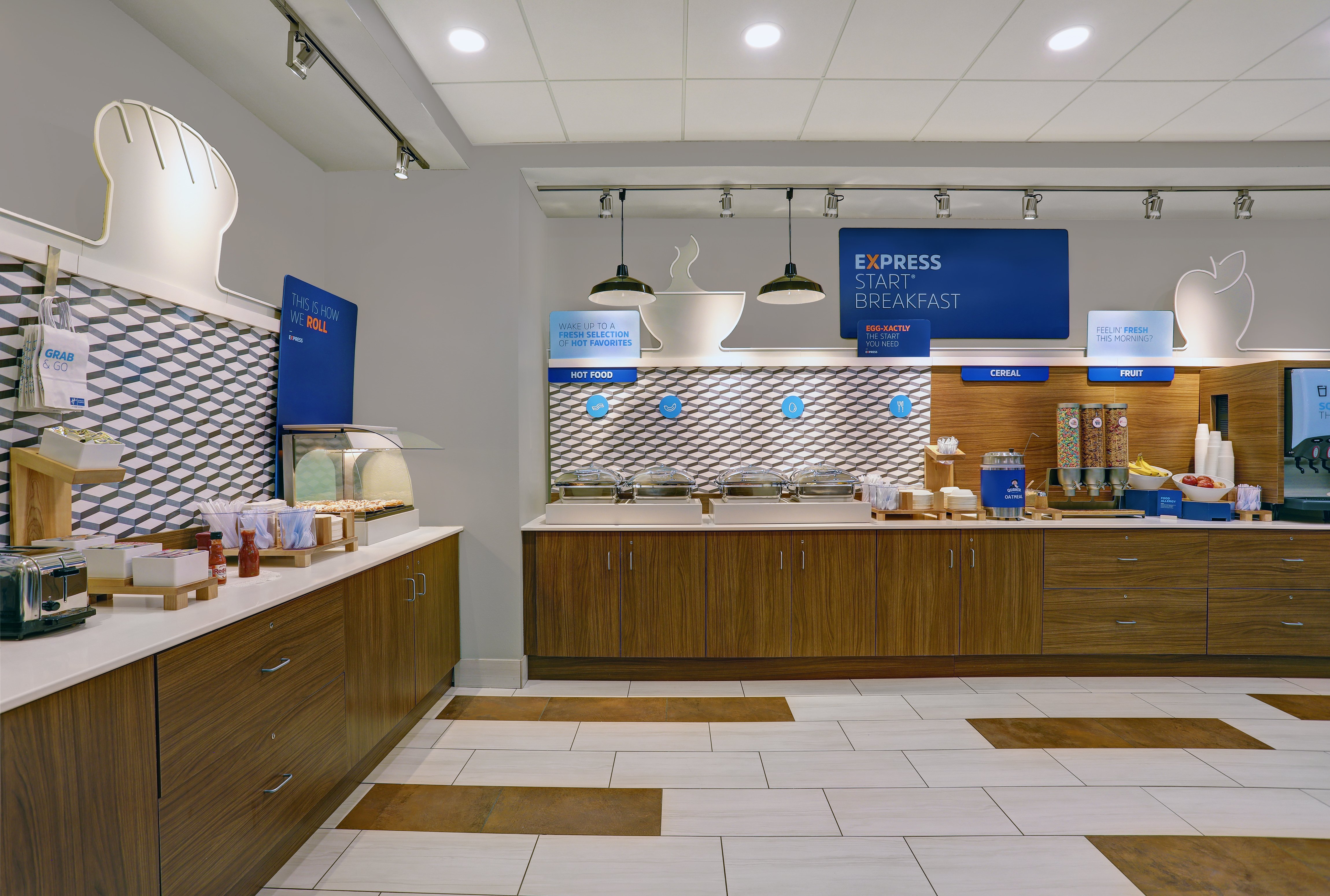 HOLIDAY INN EXPRESS & SUITES LENEXA - OVERLAND PARK AREA 10/54
