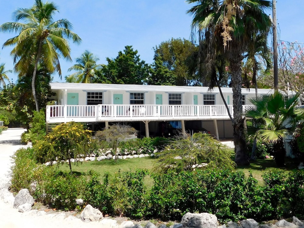Pines Palms Resort 13/73