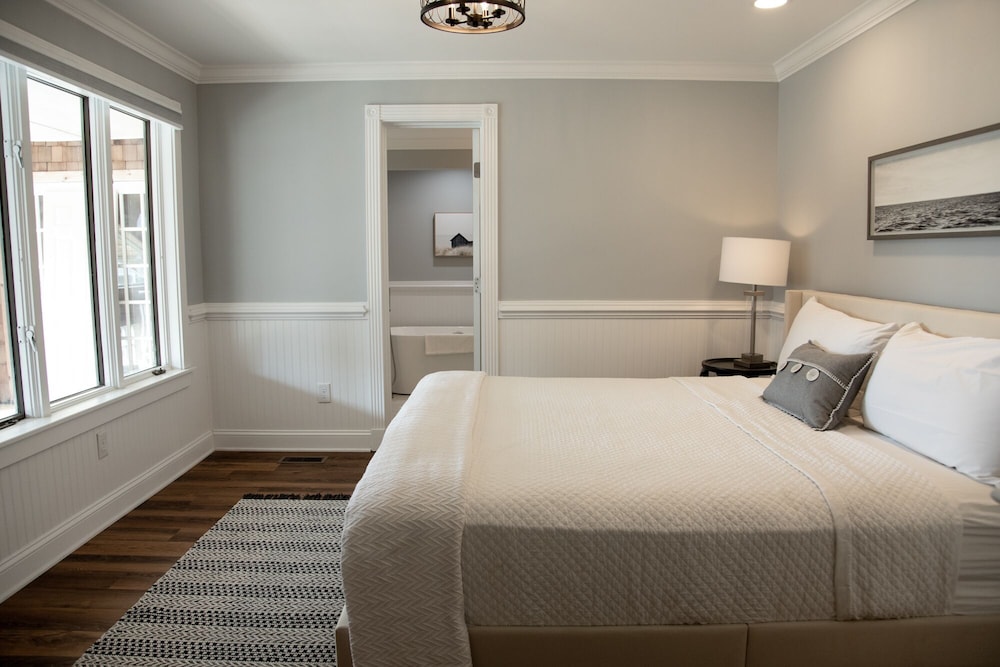 The Burrus House Inn Waterfront Suites 16/50