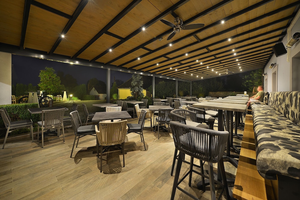 MAXIMILIAN LIFESTYLE RESORT 28/50