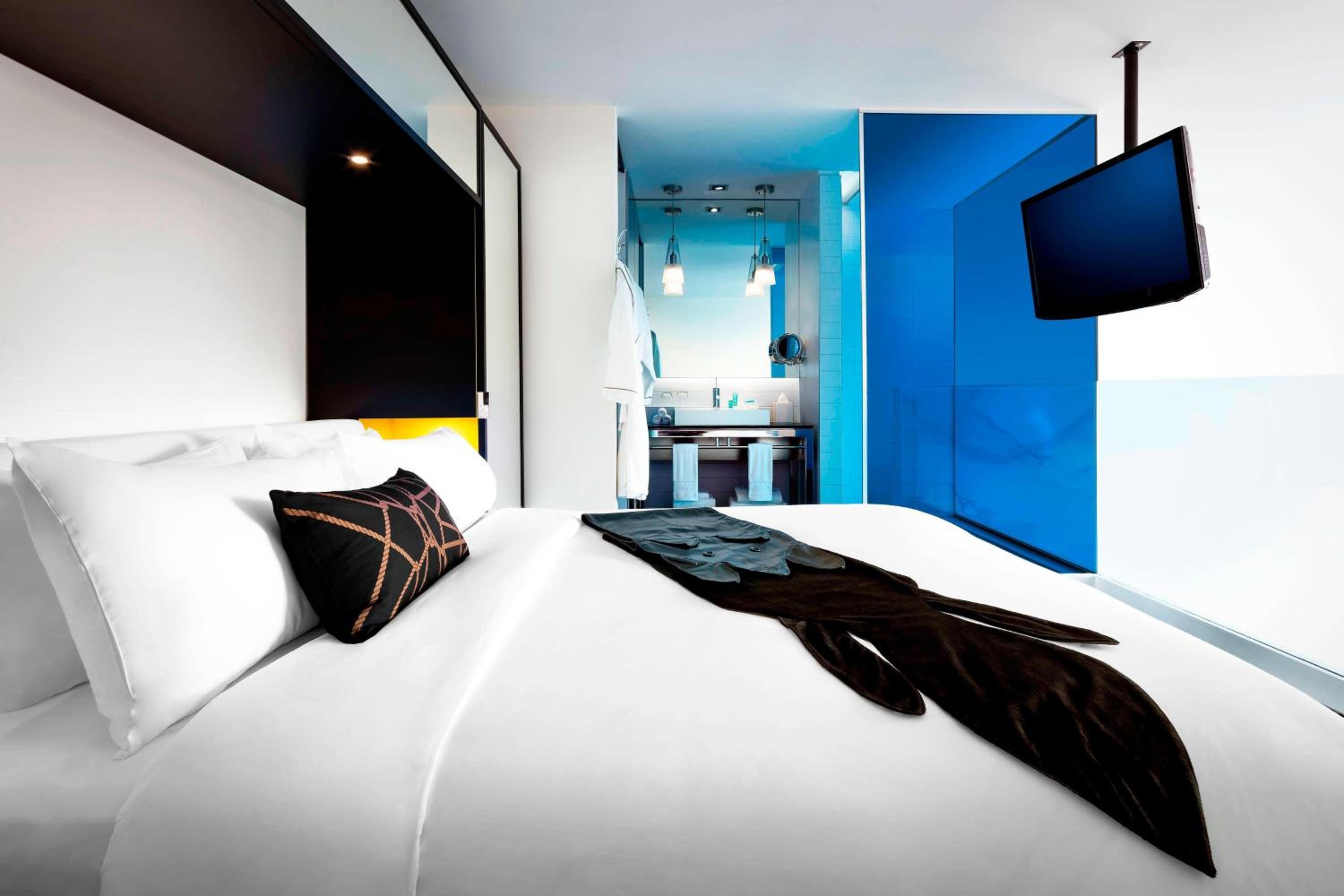 Wow, Suite, King Bed, Park View, Balcony