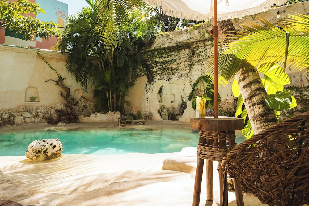 Enigmatic Boutique Hotel 40/44