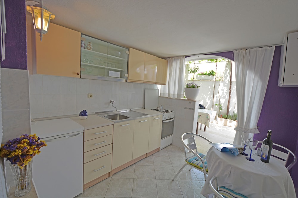 1 Bedroom, Superior, 1 King and 1 Single Beds, Kitchen, Courtyard Area، ROOMS SUNCE ISLAND RESIDENCE 6/6