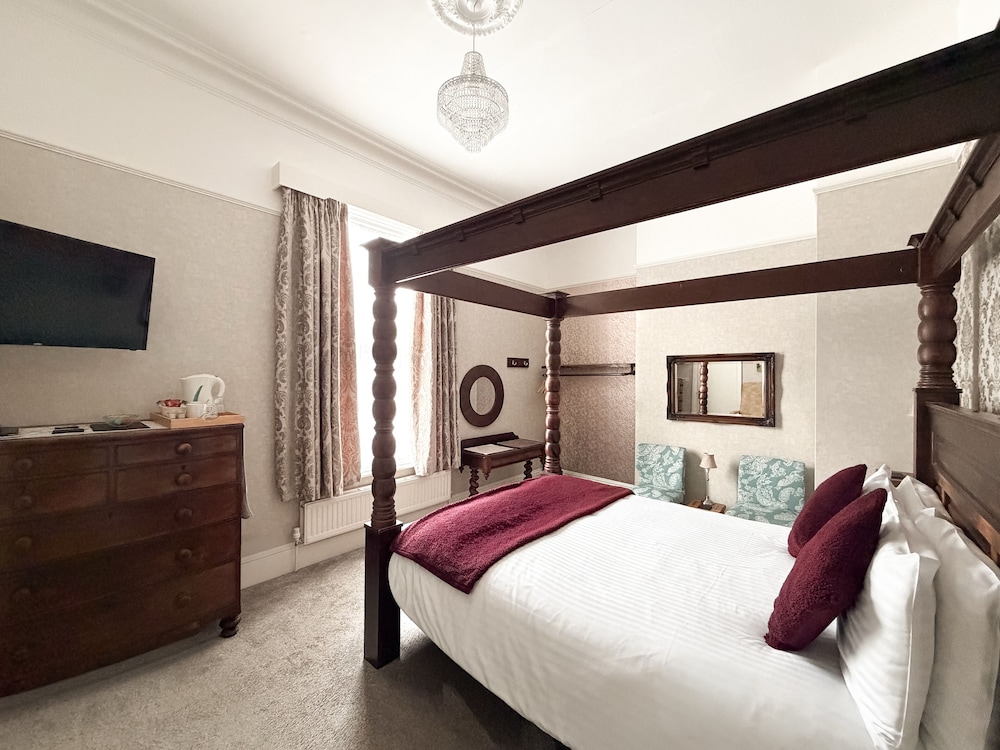Four Poster, King Bed، Raincliffe Hotel 2/6