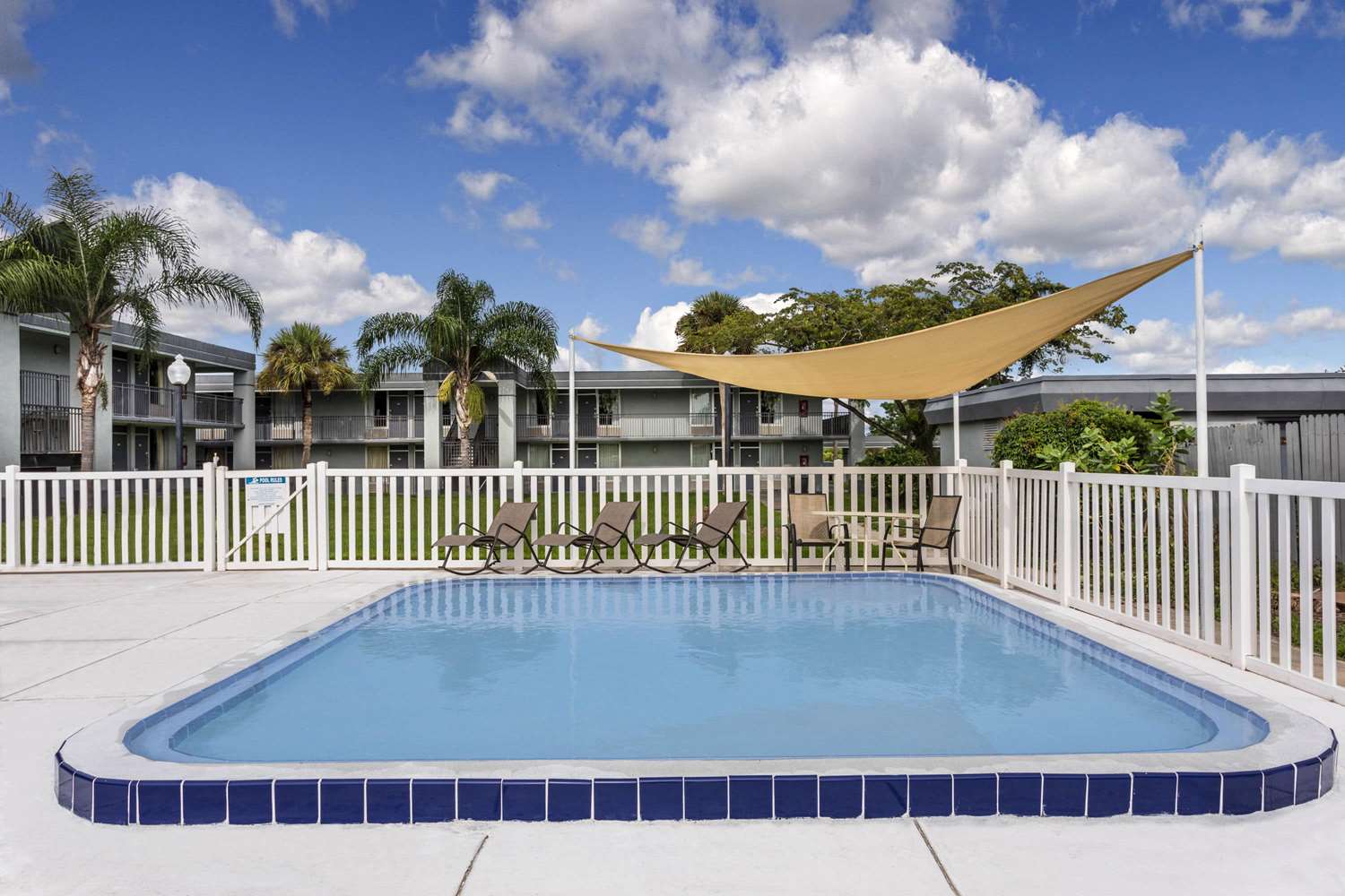 Super 8 by Wyndham Ocala I-75 36/56