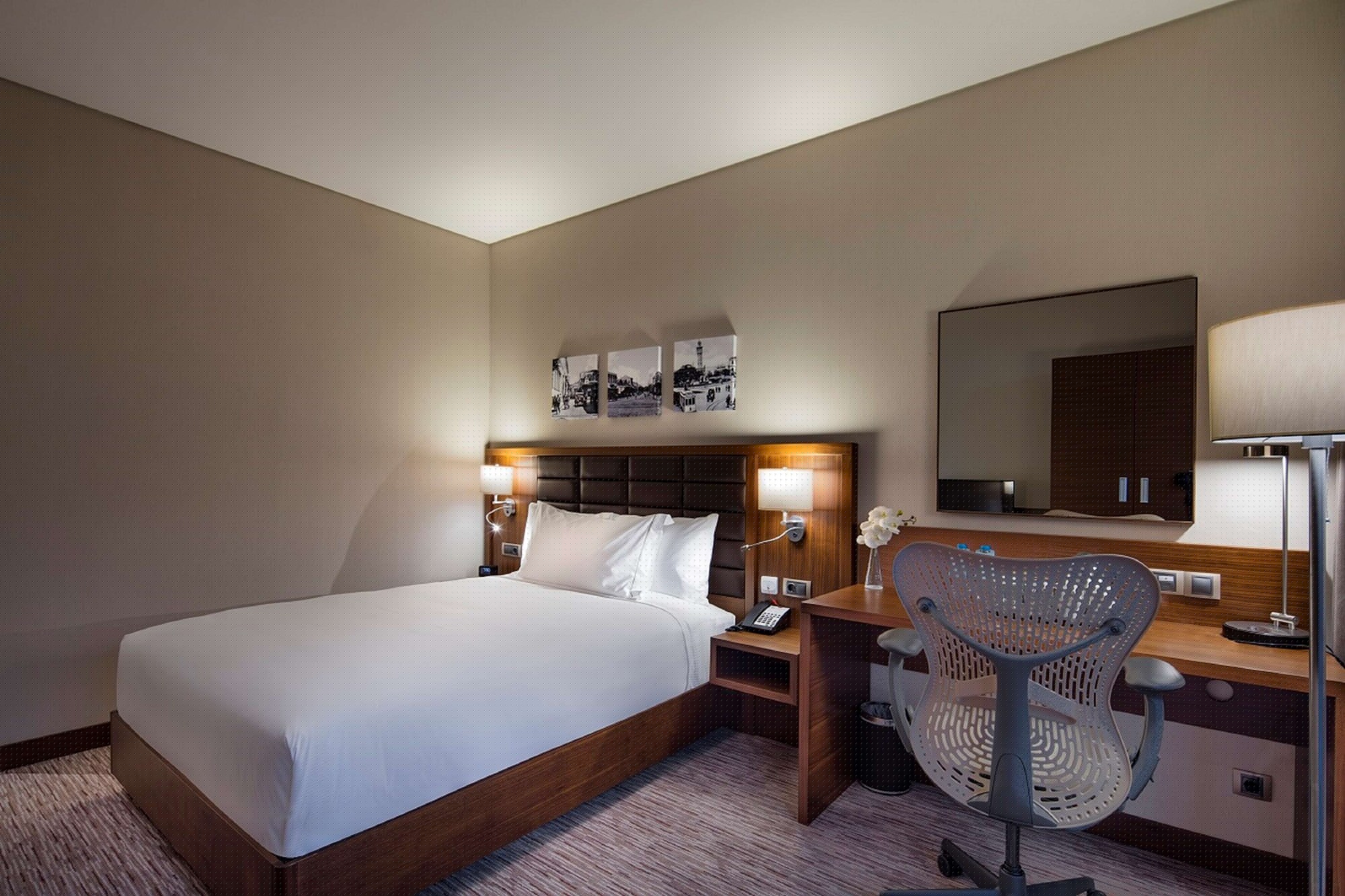 ROOM, QUEEN BED, ACCESSIBLE