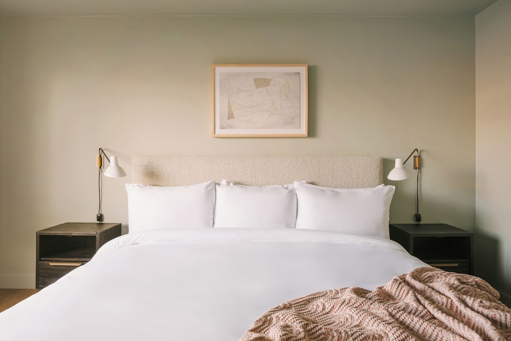 Hotel Solarena Newport Beach, a Dazzler Select by Wyndham 11/20