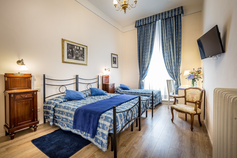 ROOM, TRIPLE, 1 DOUBLE AND 1 SINGLE BED
