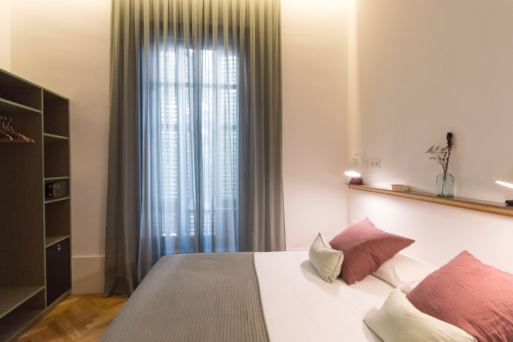 ROOM, DOUBLE BED, STREET VIEW